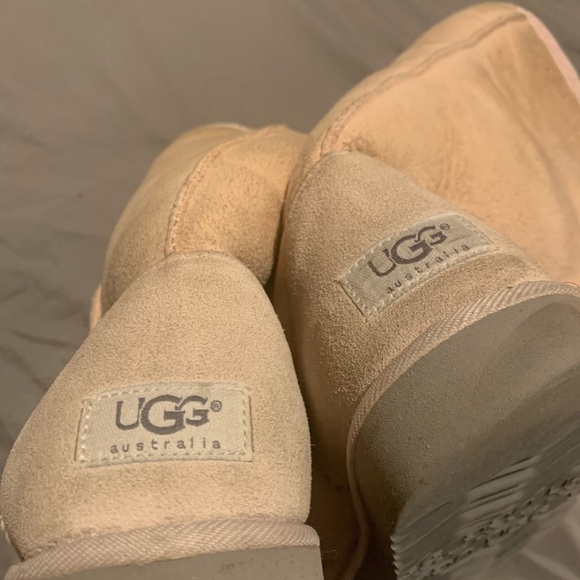 Ugg - Picture 3 of 6